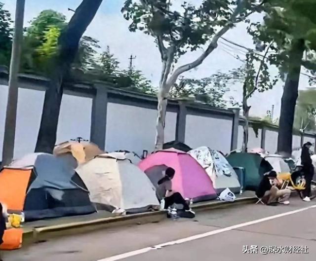 军：年轻人开始对坐地起价说不！澳门新葡京入口景区外的帐篷大(图3)