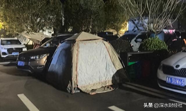 军：年轻人开始对坐地起价说不！澳门新葡京入口景区外的帐篷大(图1)