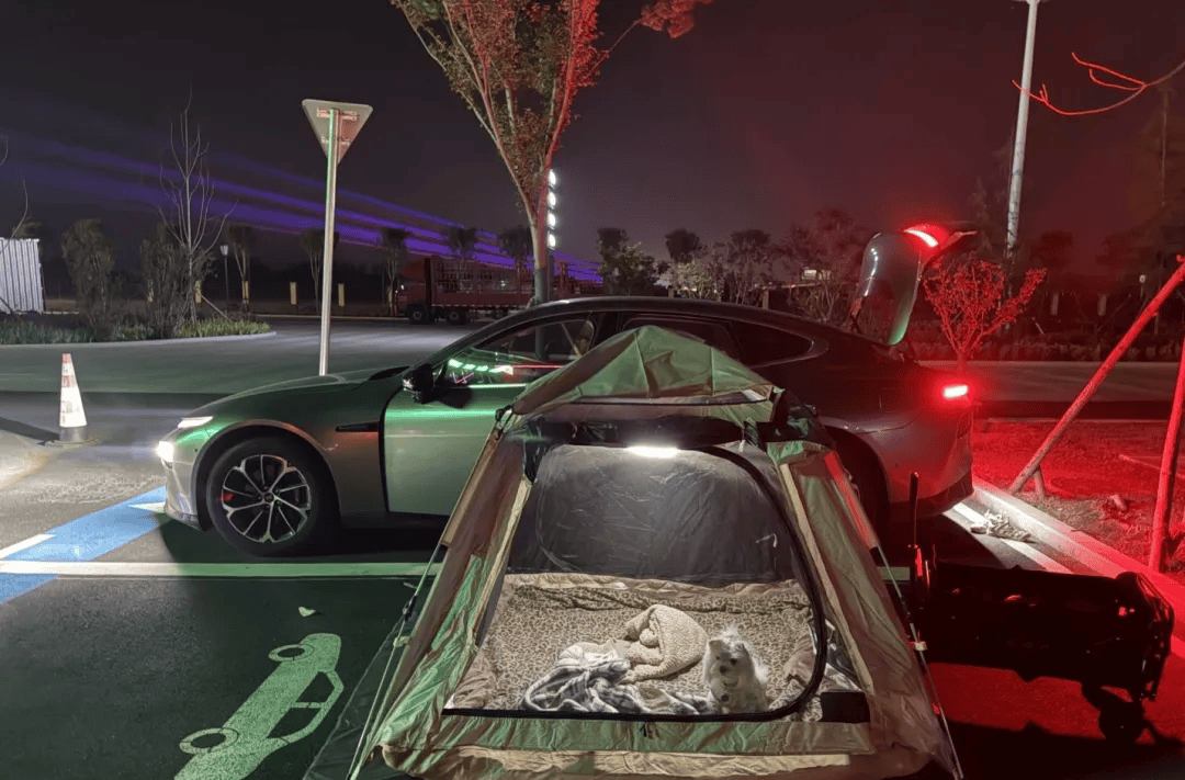 期间年轻人旅行掀起“帐篷过夜”热潮新葡京网上赌场不住酒店住帐